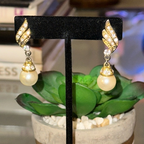 Vintage Pearl and rhinestone pierced earrings. Beautiful luster on pearls. - Picture 7 of 11